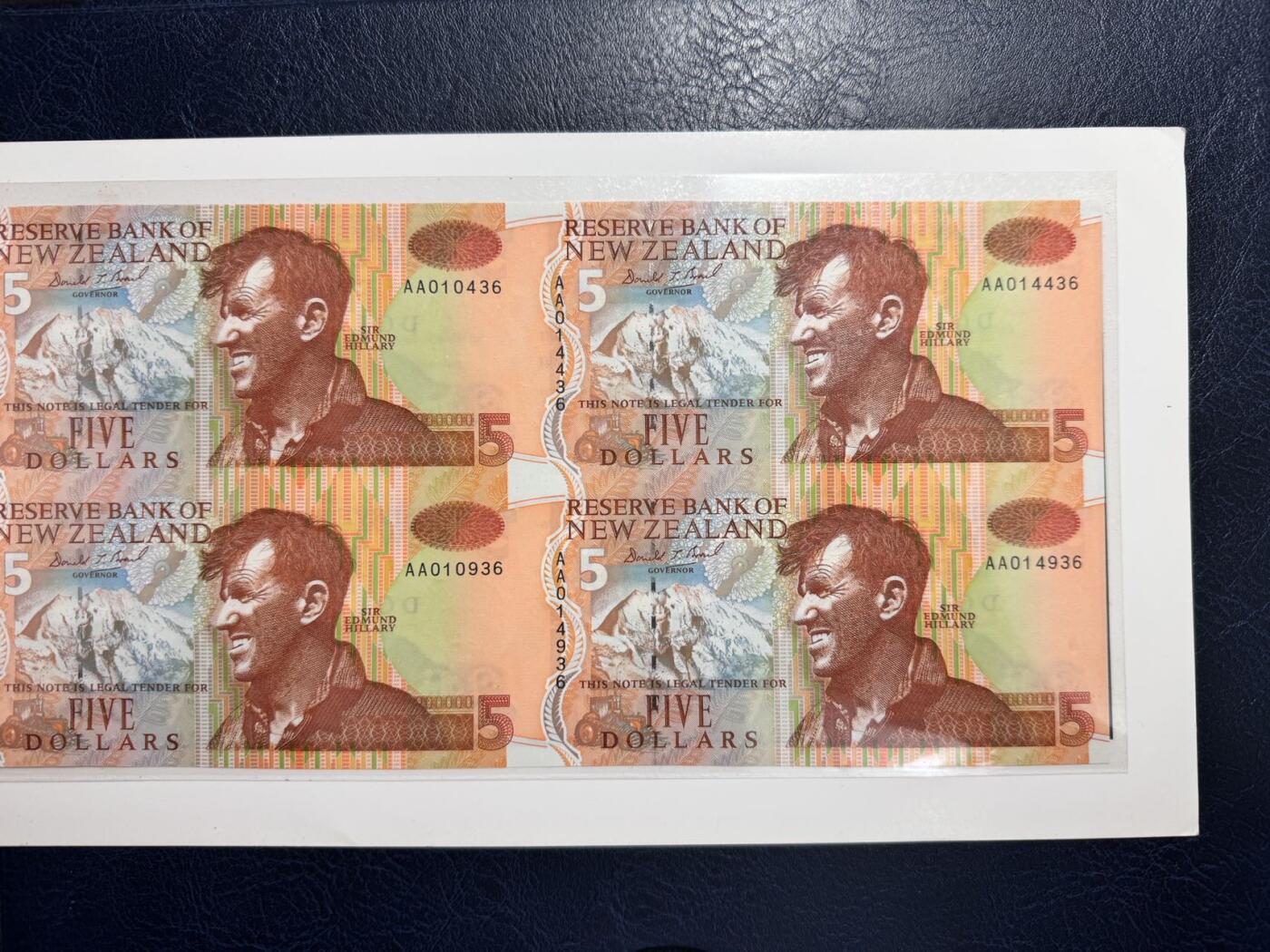 收藏联盟Quantum Auction 第343期拍卖  新西兰1992年5元首发冠四联体 品相UNC 册子有瑕疵但纸币无损  纸币左侧金属线两端边缘有轻微荧光点