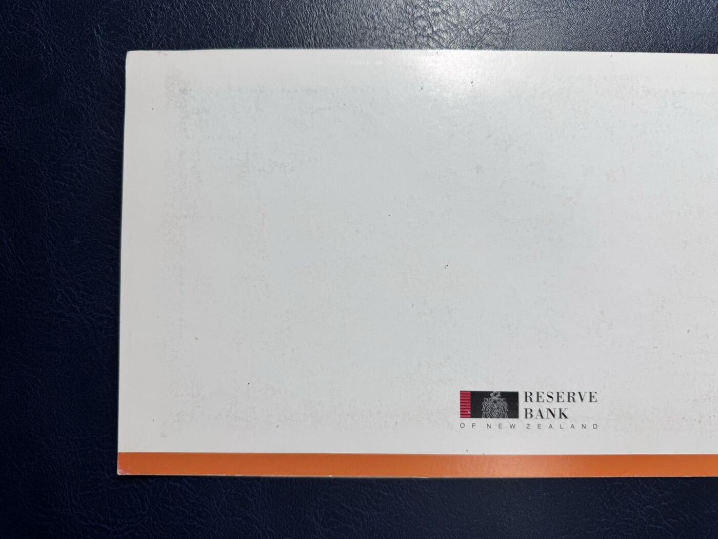 收藏联盟Quantum Auction 第343期拍卖  新西兰1992年5元首发冠四联体 品相UNC 册子有瑕疵但纸币无损  纸币左侧金属线两端边缘有轻微荧光点