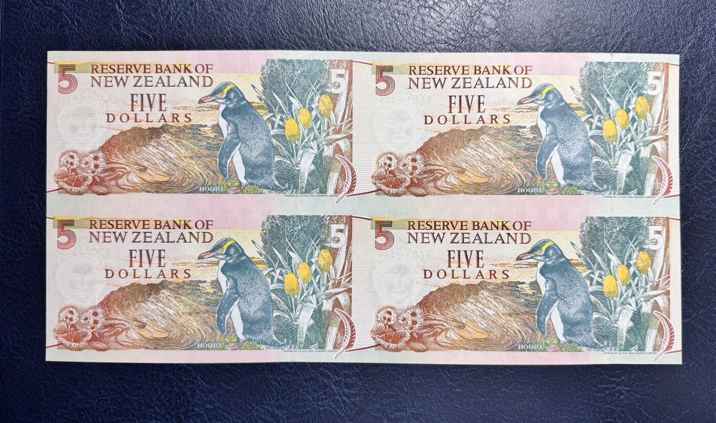 收藏联盟Quantum Auction 第343期拍卖  新西兰1992年5元首发冠四联体 品相UNC 册子有瑕疵但纸币无损  纸币左侧金属线两端边缘有轻微荧光点