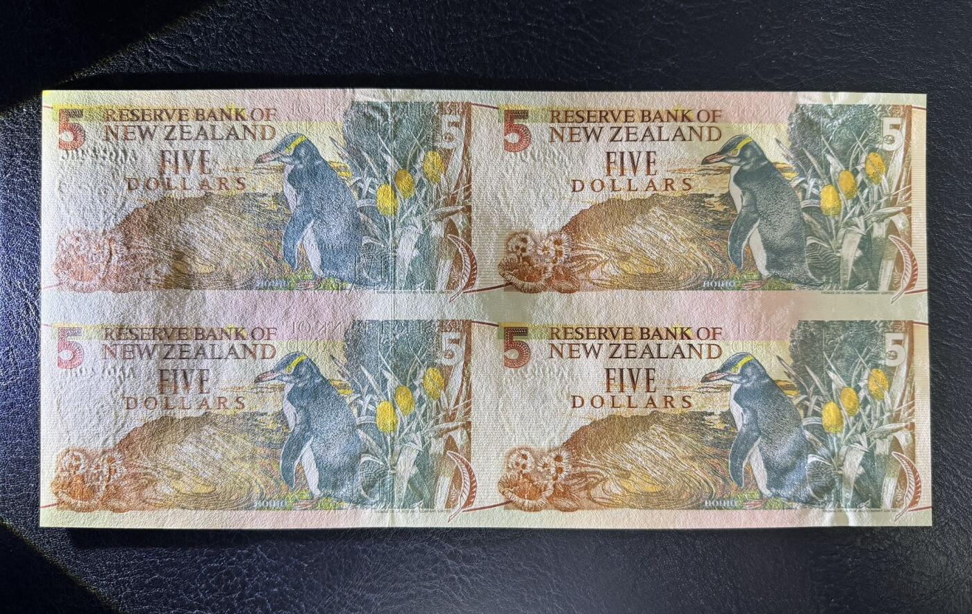 收藏联盟Quantum Auction 第343期拍卖  新西兰1992年5元首发冠四联体 品相UNC 册子有瑕疵但纸币无损  纸币左侧金属线两端边缘有轻微荧光点