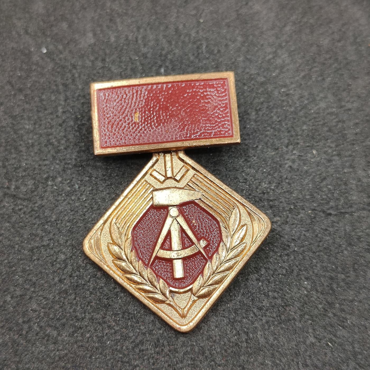 全场0元起拍 第154期 咸鱼国勋章拍卖专场 5月8日（周三）下午6：00开始 东德个人劳动积极分子奖章 早期上挂