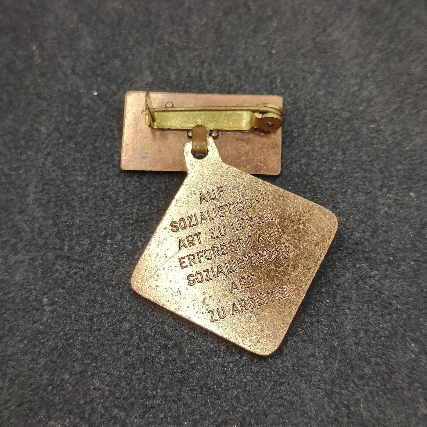 全场0元起拍 第154期 咸鱼国勋章拍卖专场 5月8日（周三）下午6：00开始 东德个人劳动积极分子奖章 早期上挂