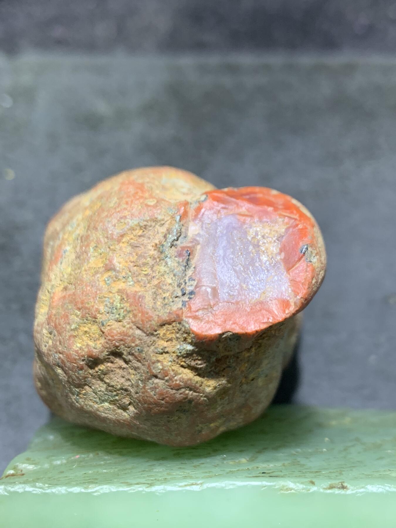 精美荔枝冻红皮南红玛瑙开窗料原石一颗