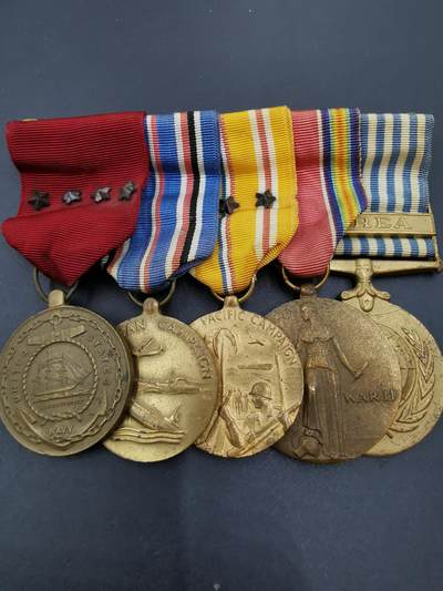 老王徽章第三十八期 - 美国二战韩战服役五联排    包含四颗铜星嘉奖海军品德优良、美国二战胜利、韩战服役，亚太对日作战等，早期手缝版本