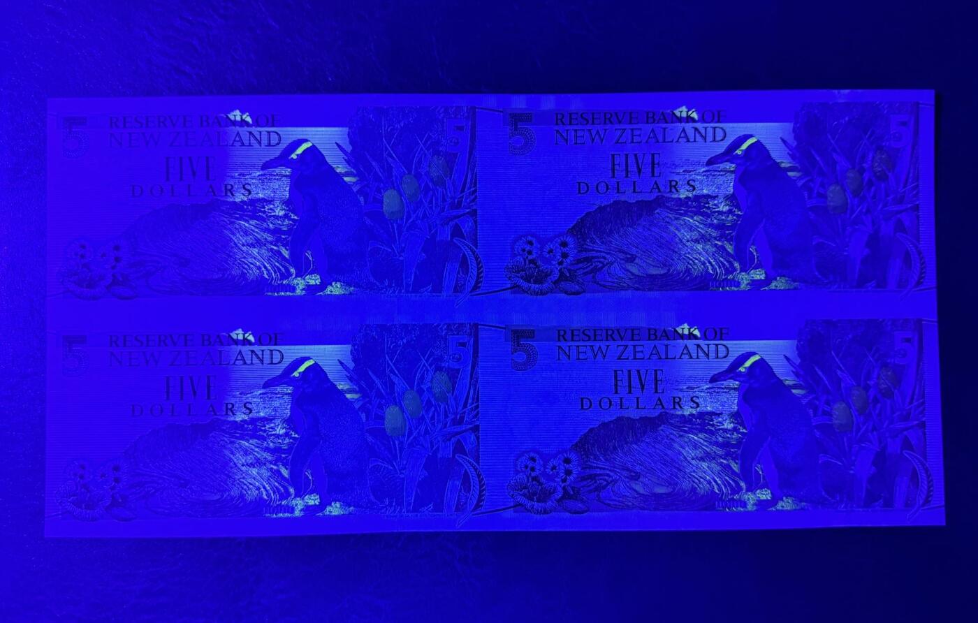 收藏联盟Quantum Auction 第343期拍卖  新西兰1992年5元首发冠四联体 品相UNC 册子有瑕疵但纸币无损  纸币左侧金属线两端边缘有轻微荧光点