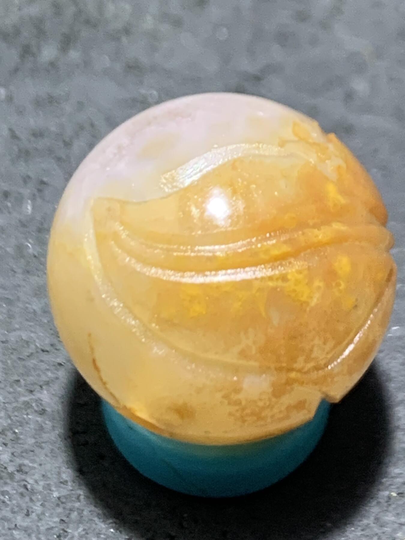 精美冰飘亚光战国红玛瑙手工俏色巧雕树叶珠一个，