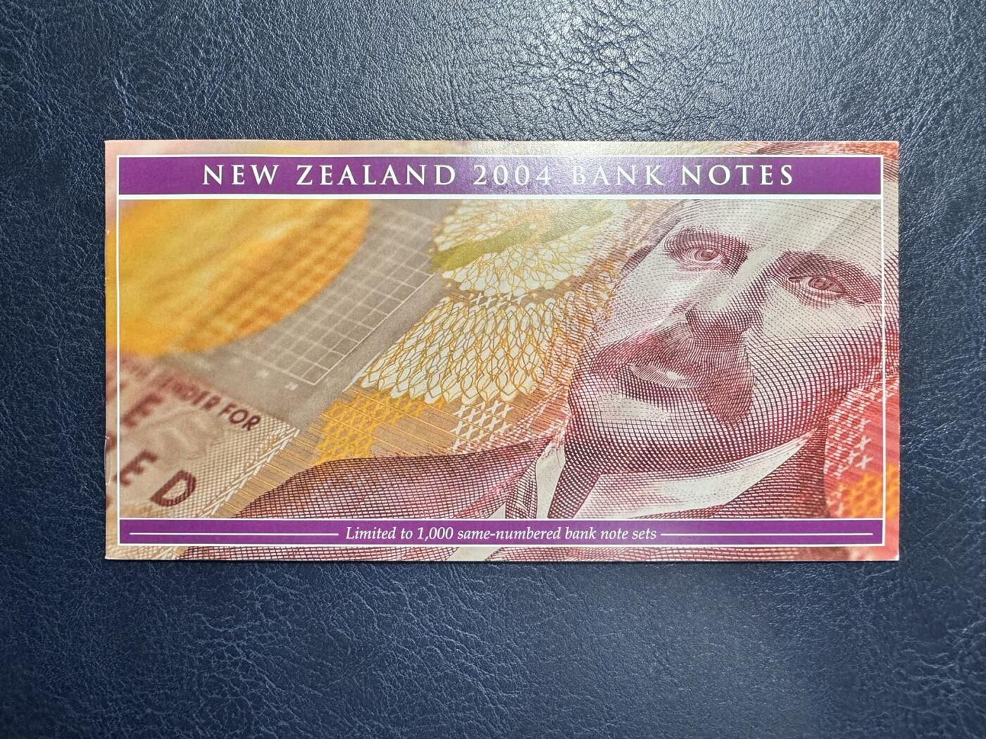 收藏联盟Quantum Auction 第343期拍卖  新西兰2004年5-100元首发AA冠85号全同号原册 品相全新UNC 册子边缘有磨损