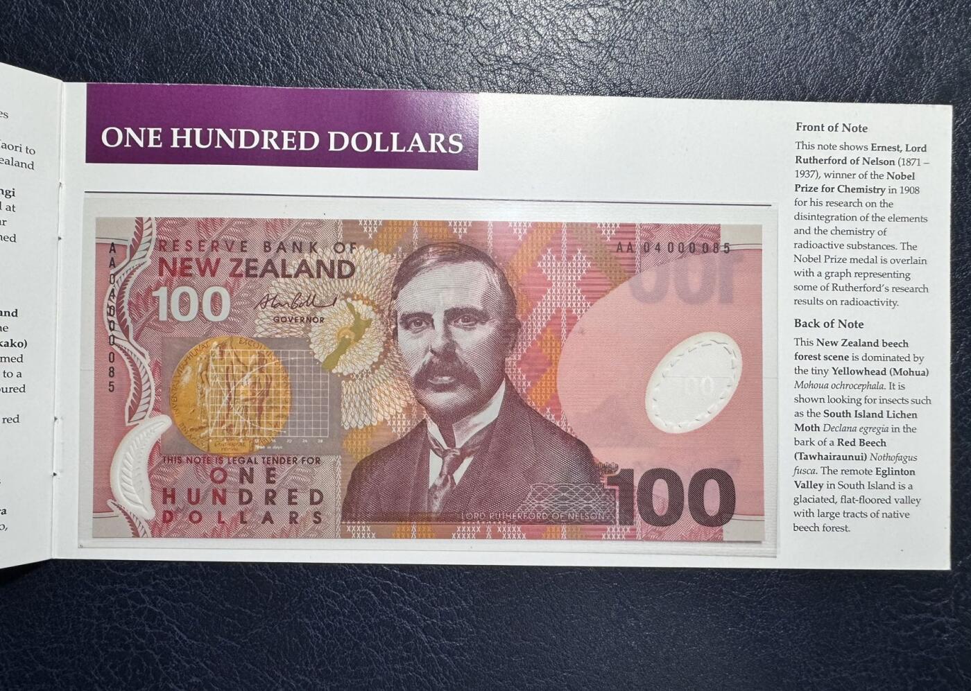 收藏联盟Quantum Auction 第343期拍卖  新西兰2004年5-100元首发AA冠85号全同号原册 品相全新UNC 册子边缘有磨损