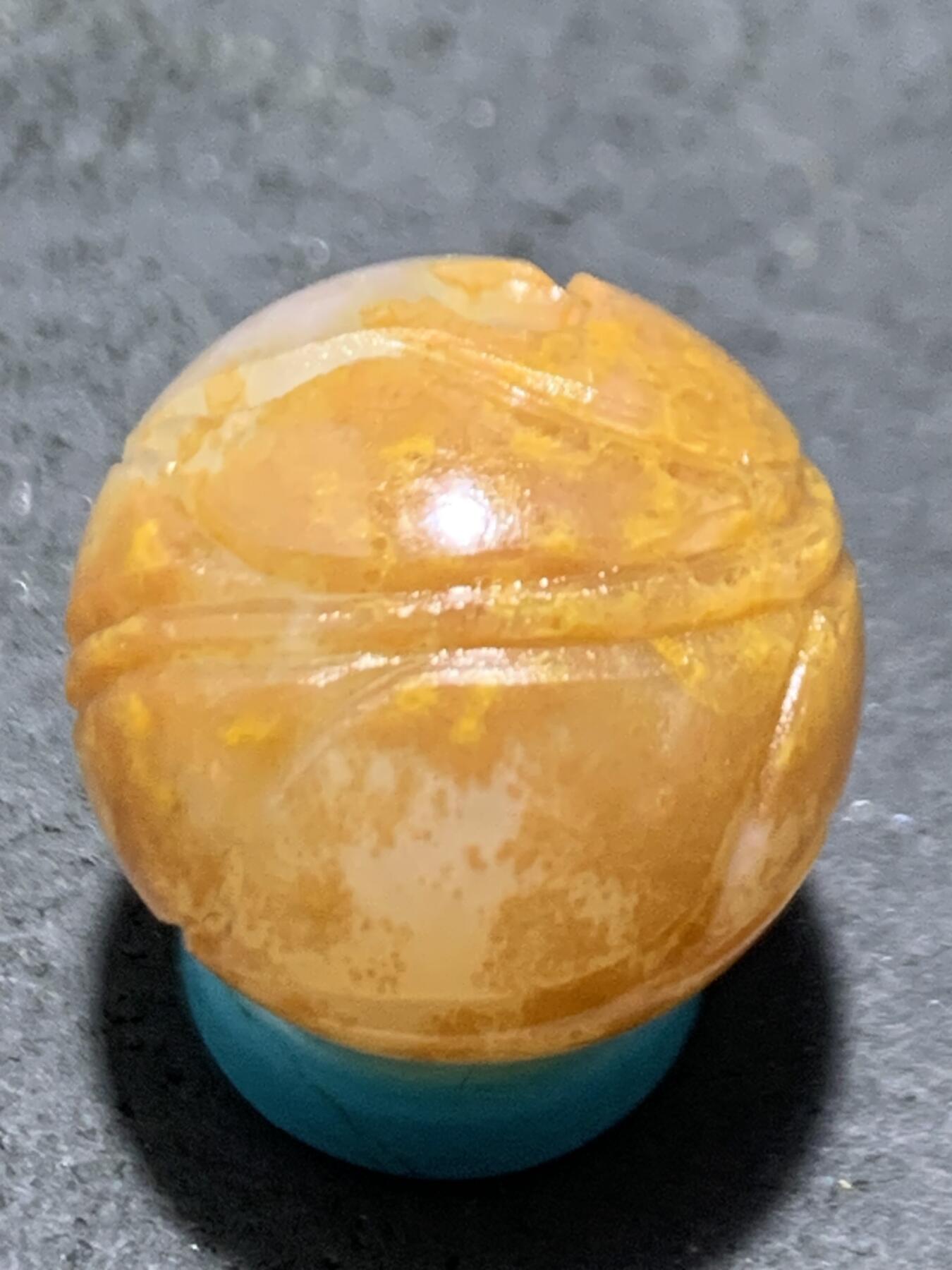 精美冰飘亚光战国红玛瑙手工俏色巧雕树叶珠一个，