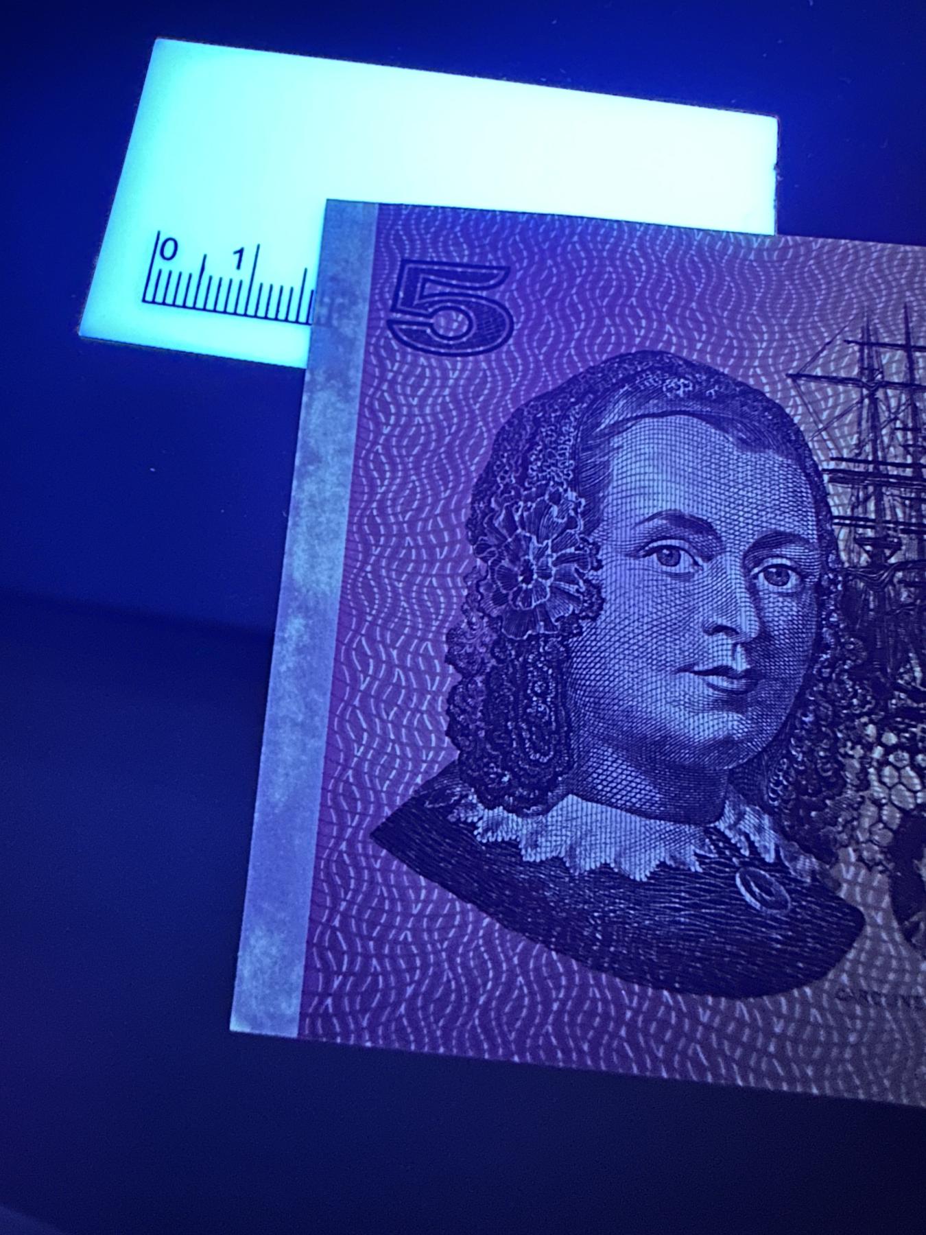 《外钞收藏家》第三百六十七期 澳大利亚纸币版5元 号码775588靓号 UNC- 有潮癍