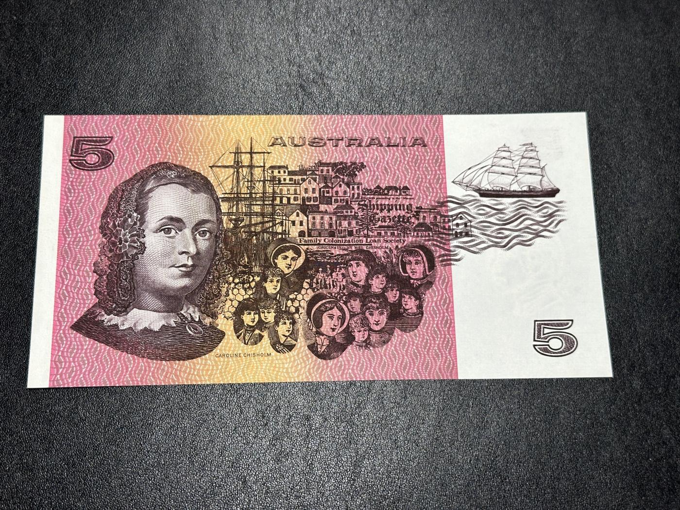 《外钞收藏家》第三百六十七期 澳大利亚纸币版5元 号码775588靓号 UNC- 有潮癍