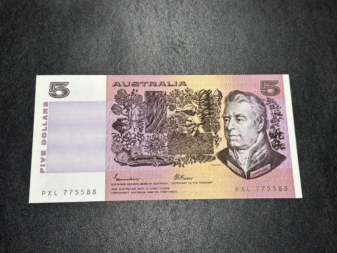 《外钞收藏家》第三百六十七期 澳大利亚纸币版5元 号码775588靓号 UNC- 有潮癍