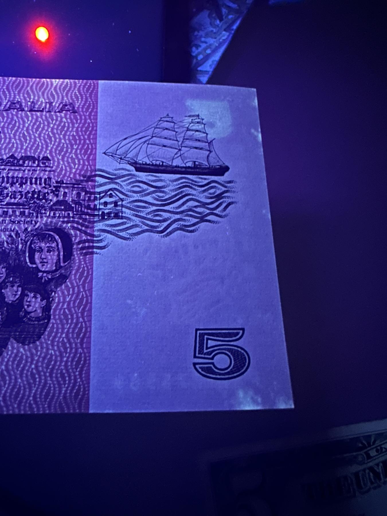 《外钞收藏家》第三百六十七期 澳大利亚纸币版5元 号码775588靓号 UNC- 有潮癍