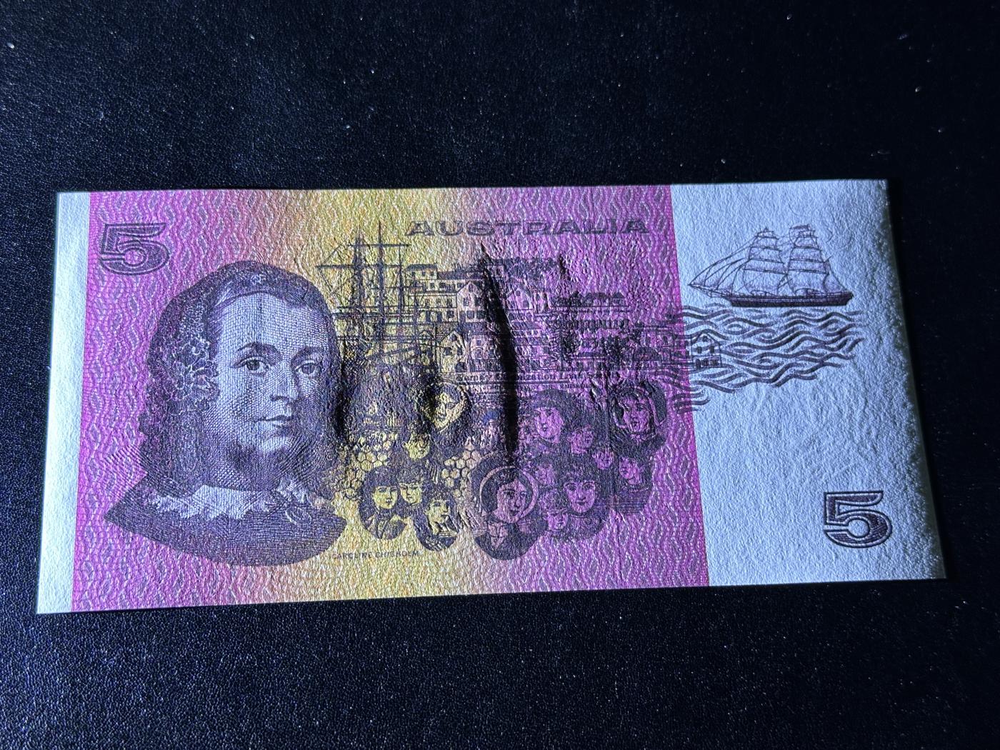 《外钞收藏家》第三百六十七期 澳大利亚纸币版5元 号码775588靓号 UNC- 有潮癍