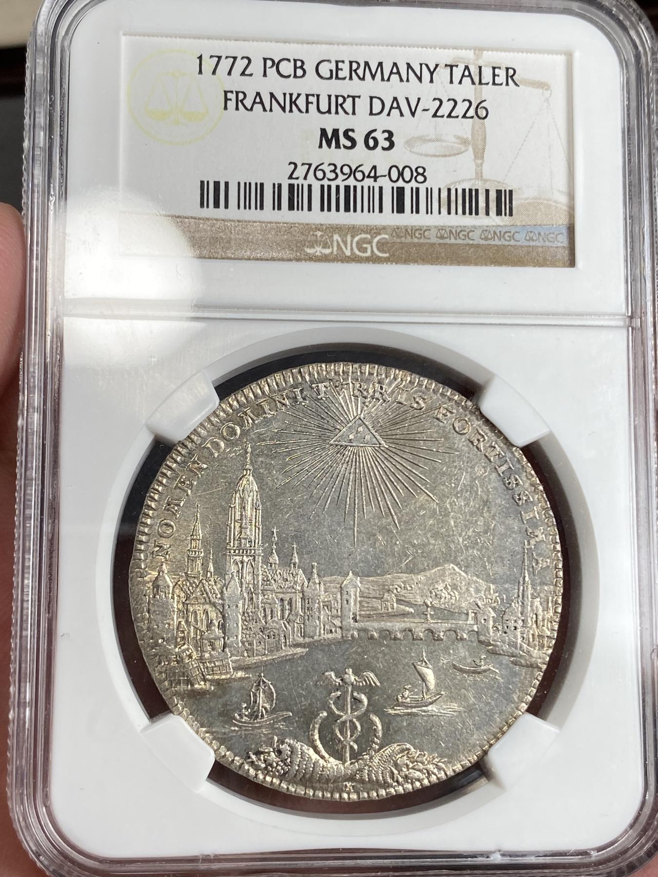 万国钱币拍卖第025期（槐月至·百币艳） NGC MS63 1772年德国法兰克福城市景观1泰勒大银 非常经典的法兰克福河景，双面皆带有一些PL质感，底光充沛，打制上乘，高质量的景观泰勒在外拍也是一币难求的存在，此枚品相一步到位，泰勒玩家不容错过。