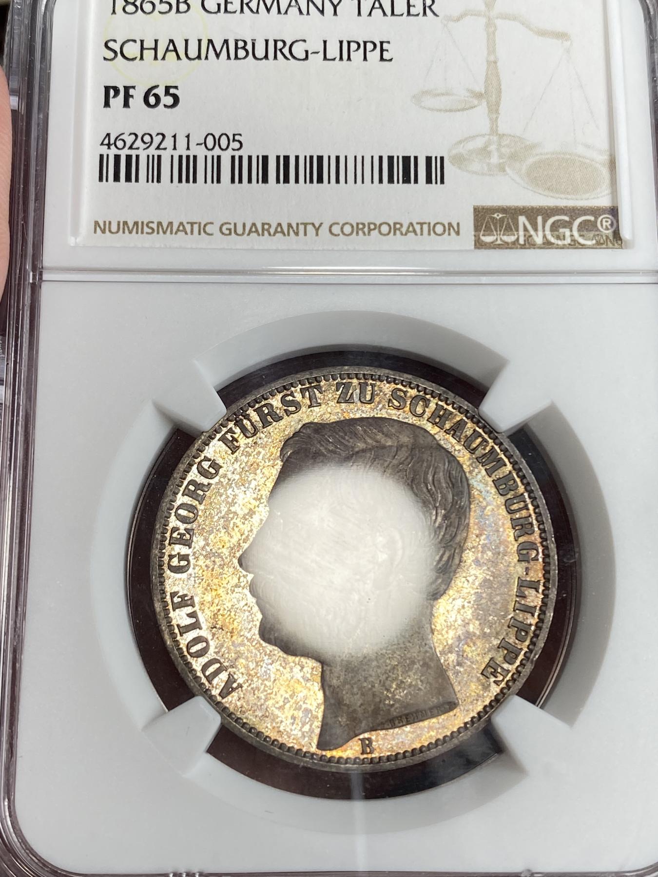 万国钱币拍卖第025期（槐月至·百币艳） NGC PF65 1865年德国绍姆堡·利普亲王国天使流通精制泰勒 堪称德意志邦国时期设计最为精美的纹章，其铸造工艺也是顶级， 镜面五彩让人爱不释手，外拍好状态裸币很多都在1.5W以上，能出65分的概率微乎其微，珍惜国内捡大漏机会。
