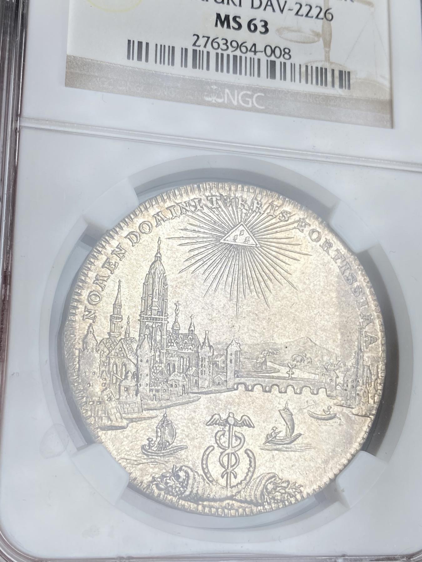 万国钱币拍卖第025期（槐月至·百币艳） NGC MS63 1772年德国法兰克福城市景观1泰勒大银 非常经典的法兰克福河景，双面皆带有一些PL质感，底光充沛，打制上乘，高质量的景观泰勒在外拍也是一币难求的存在，此枚品相一步到位，泰勒玩家不容错过。