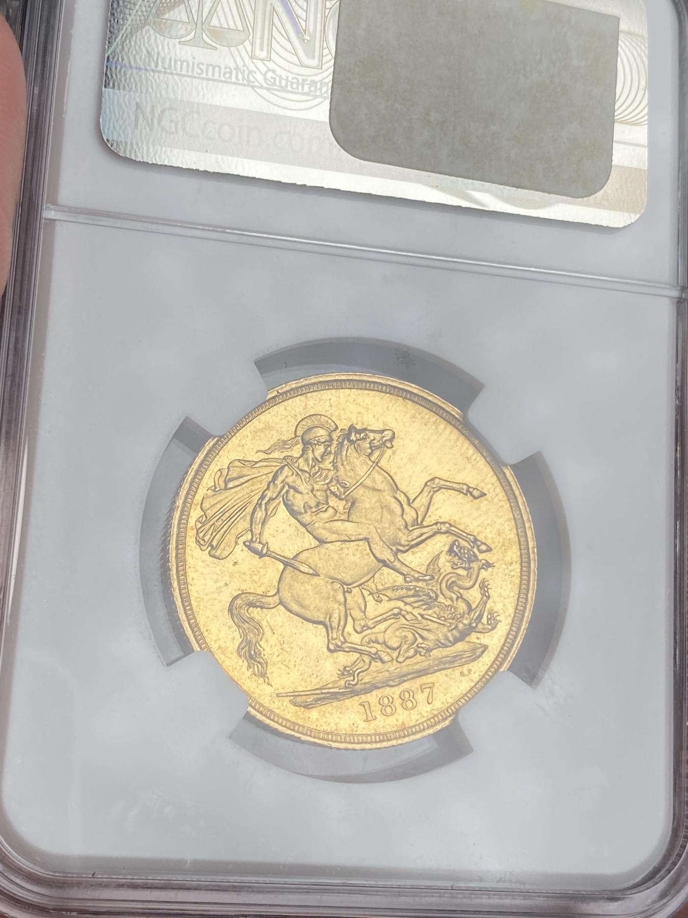 万国钱币拍卖第025期（槐月至·百币艳） NGC MS63 1887英国维多利亚高冠马剑2镑金币 1887大全套中的第二大面值，发行量91000枚，光度极佳，底板类镜面质感。英国金币的价格已经开始启动，刚刚结束的HA64+成交价6000美金。15.98g，917金。