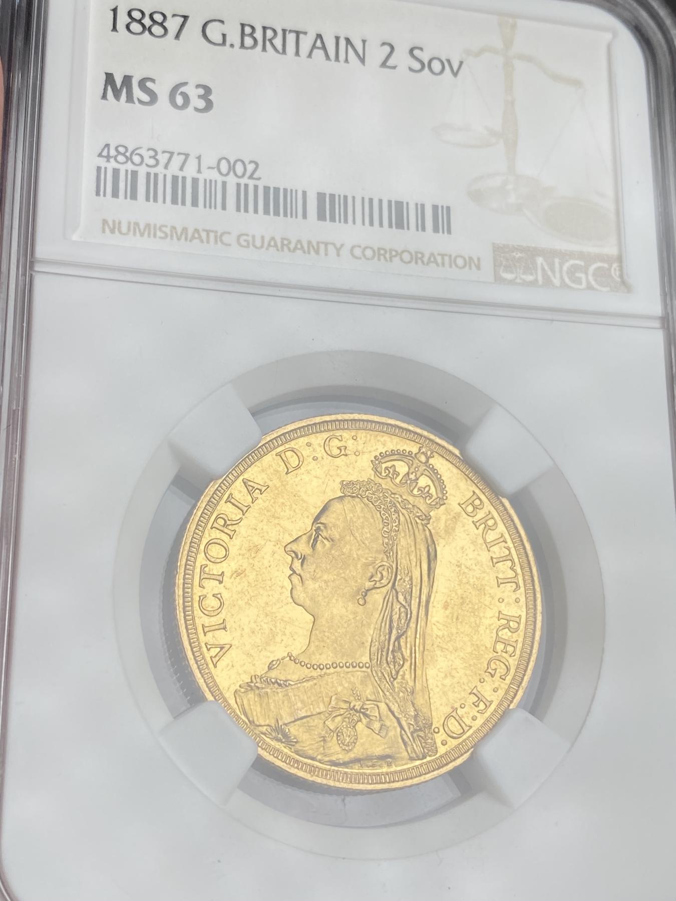 万国钱币拍卖第025期（槐月至·百币艳） NGC MS63 1887英国维多利亚高冠马剑2镑金币 1887大全套中的第二大面值，发行量91000枚，光度极佳，底板类镜面质感。英国金币的价格已经开始启动，刚刚结束的HA64+成交价6000美金。15.98g，917金。
