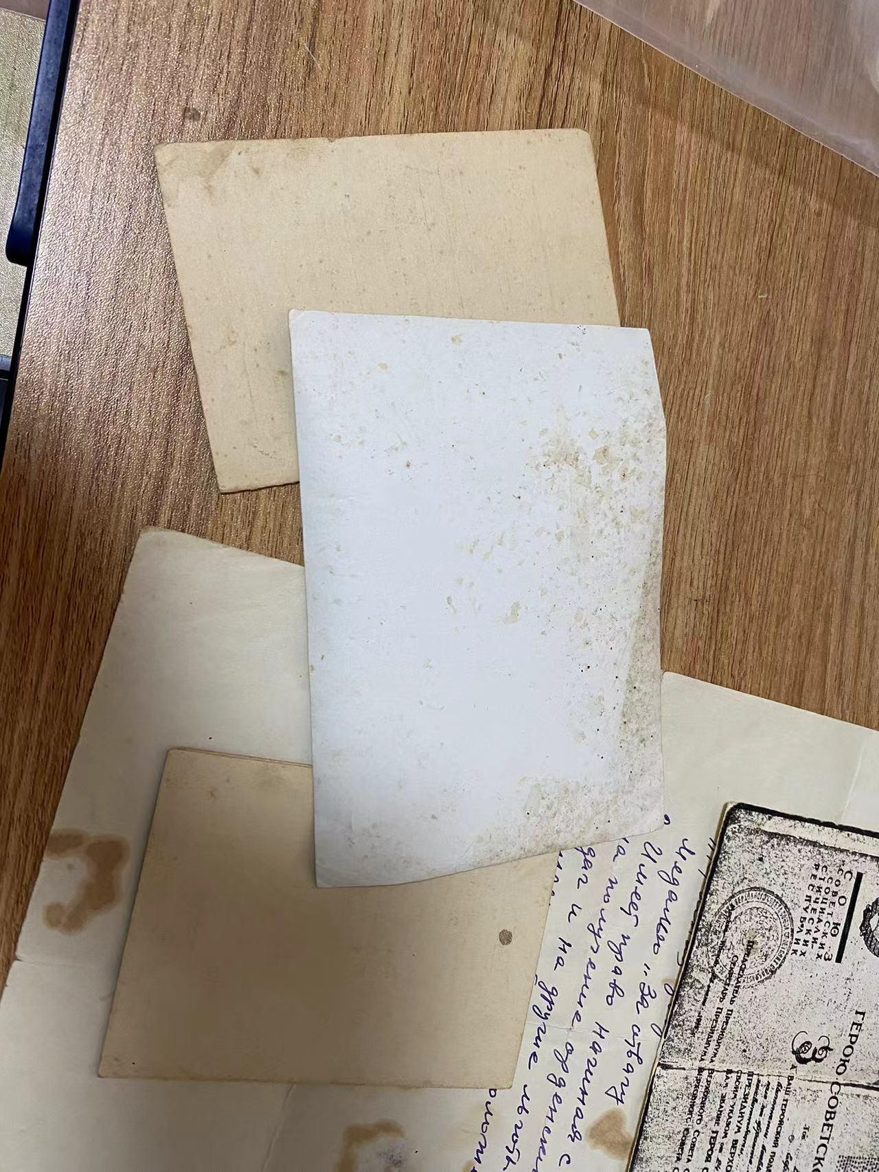 苏联勋章奖章5月5日拍卖第九期4月28日晚上九点结束 苏联英雄伊芙姆的奖章证件攻克科尼斯堡， 战胜日本为原件 照片一张，苏联英雄证件的复印件只有复印件 一张介绍他获得奖励的家人写的纸张 其他均为电子版资料 一人击毁7辆坦克 英勇无敌 还有他的其他的一些东西分开在下面拍卖