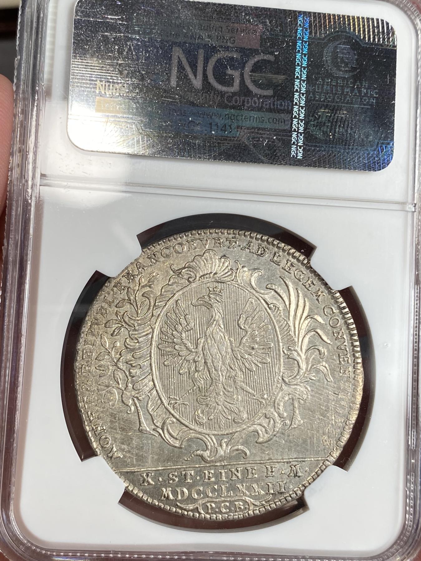 万国钱币拍卖第025期（槐月至·百币艳） NGC MS63 1772年德国法兰克福城市景观1泰勒大银 非常经典的法兰克福河景，双面皆带有一些PL质感，底光充沛，打制上乘，高质量的景观泰勒在外拍也是一币难求的存在，此枚品相一步到位，泰勒玩家不容错过。