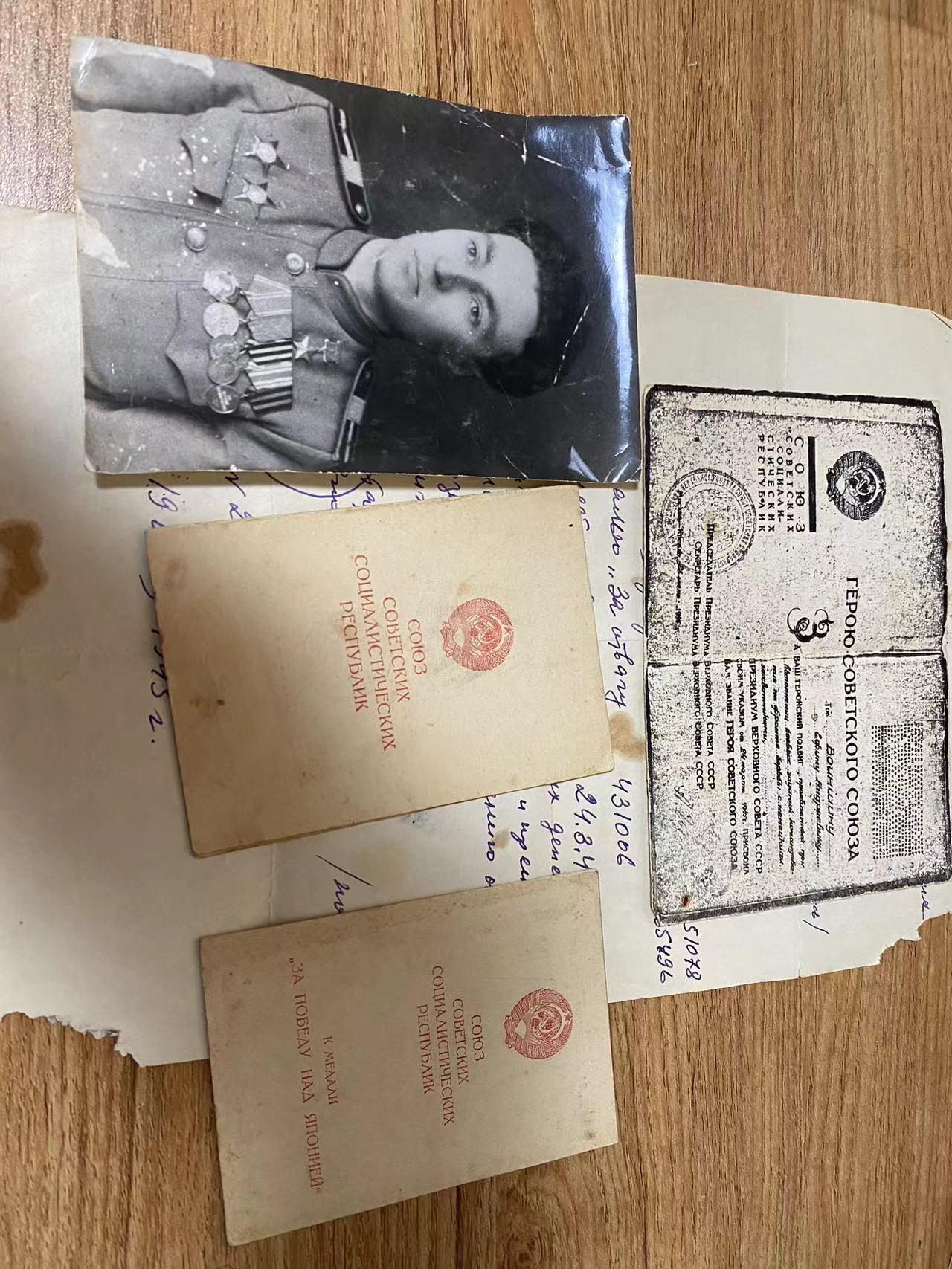 苏联勋章奖章5月5日拍卖第九期4月28日晚上九点结束 苏联英雄伊芙姆的奖章证件攻克科尼斯堡， 战胜日本为原件 照片一张，苏联英雄证件的复印件只有复印件 一张介绍他获得奖励的家人写的纸张 其他均为电子版资料 一人击毁7辆坦克 英勇无敌 还有他的其他的一些东西分开在下面拍卖