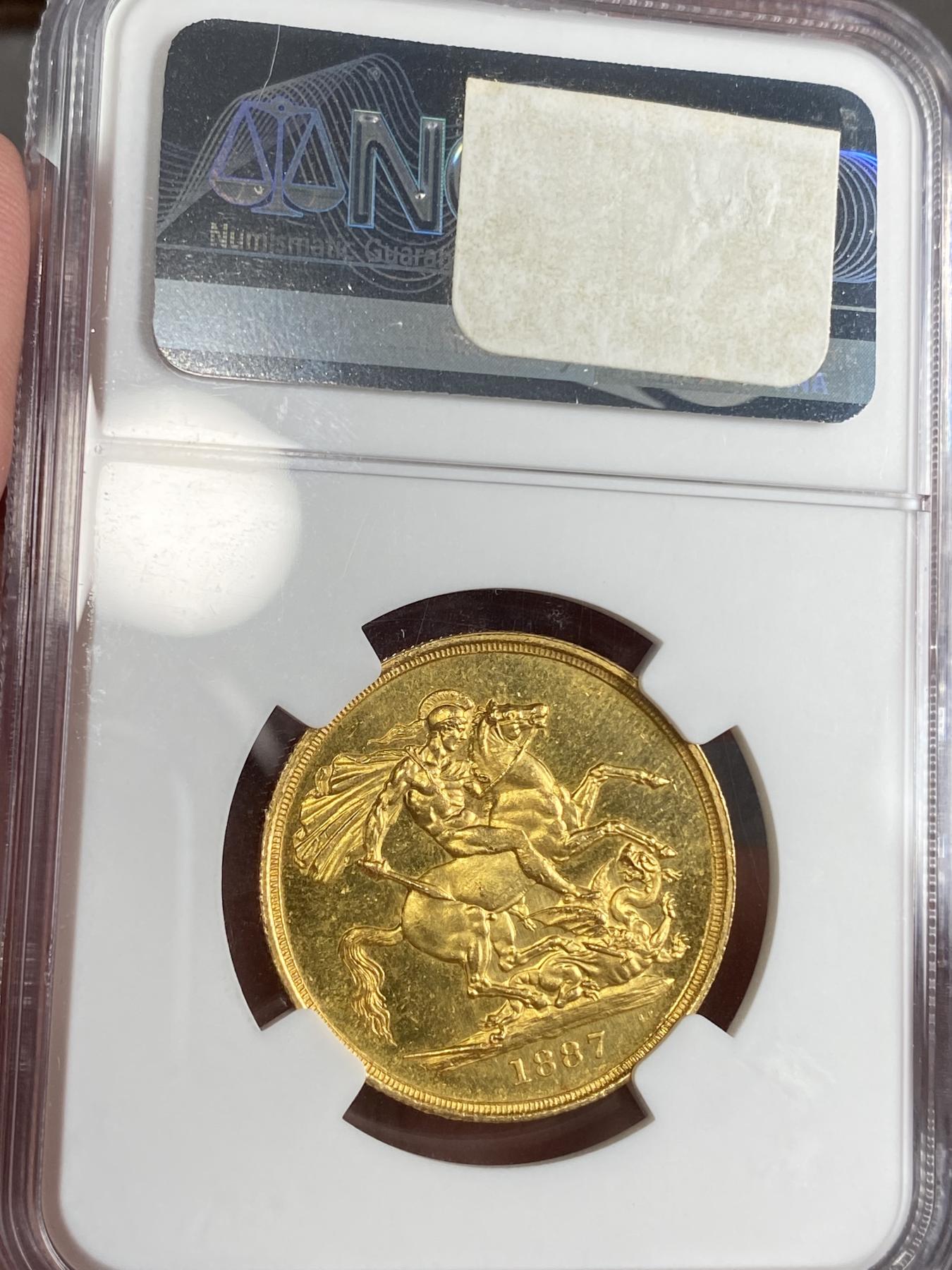 万国钱币拍卖第025期（槐月至·百币艳） NGC MS63 1887英国维多利亚高冠马剑2镑金币 1887大全套中的第二大面值，发行量91000枚，光度极佳，底板类镜面质感。英国金币的价格已经开始启动，刚刚结束的HA64+成交价6000美金。15.98g，917金。