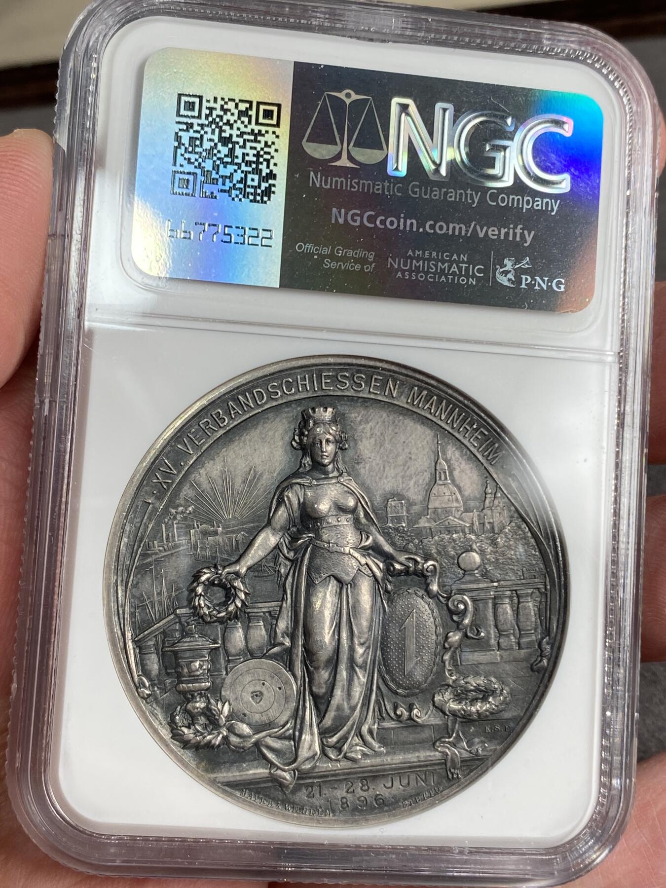 万国钱币拍卖第025期（槐月至·百币艳） NGC MS60 1896年德国巴登·曼海姆城市景观射击节大银章 高浮雕状态极赞 极其稀少品种 MS60这个分数比较迷 45MM 38G 基本是小盒可容纳的最大体积