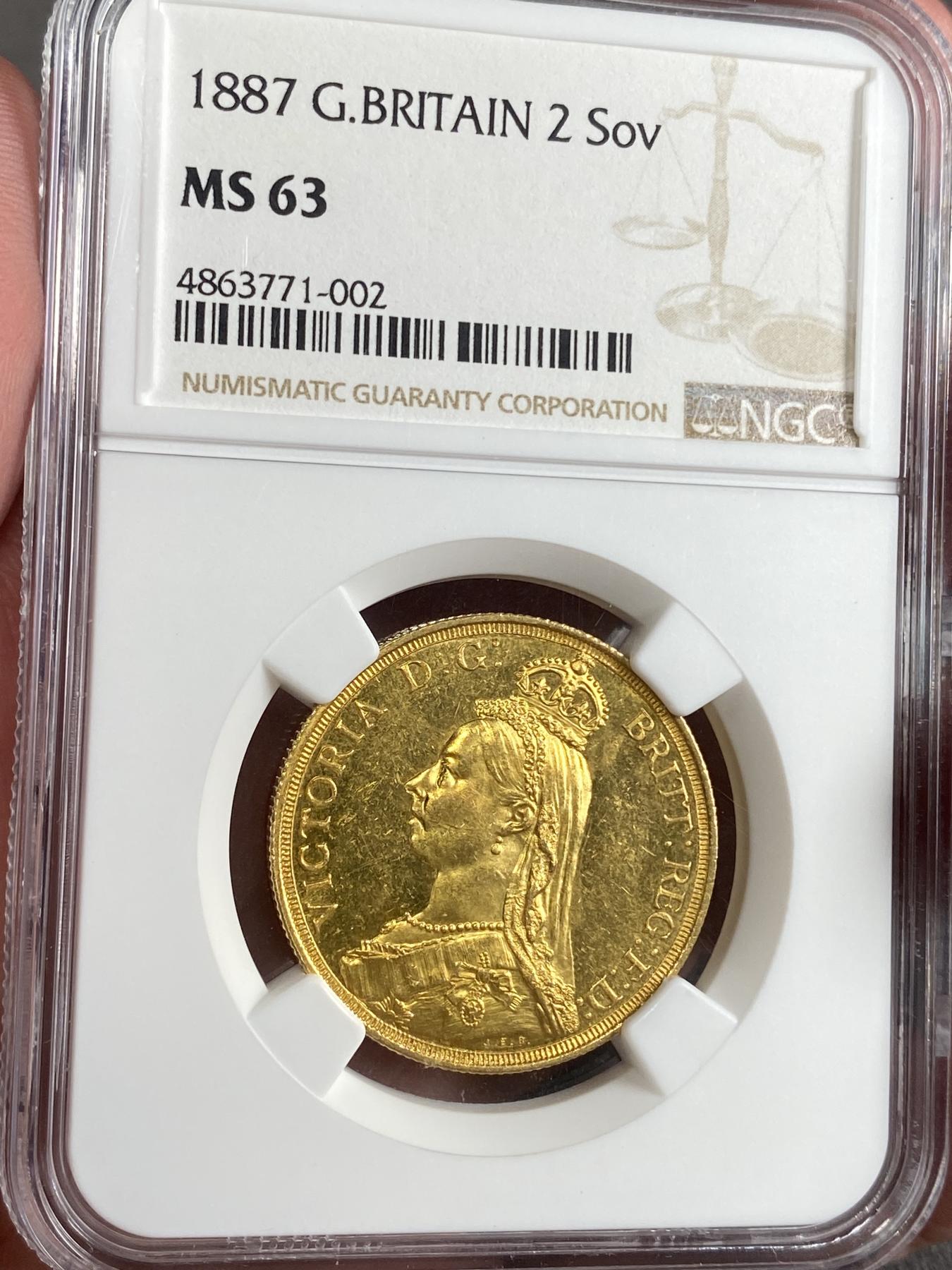 万国钱币拍卖第025期（槐月至·百币艳） NGC MS63 1887英国维多利亚高冠马剑2镑金币 1887大全套中的第二大面值，发行量91000枚，光度极佳，底板类镜面质感。英国金币的价格已经开始启动，刚刚结束的HA64+成交价6000美金。15.98g，917金。