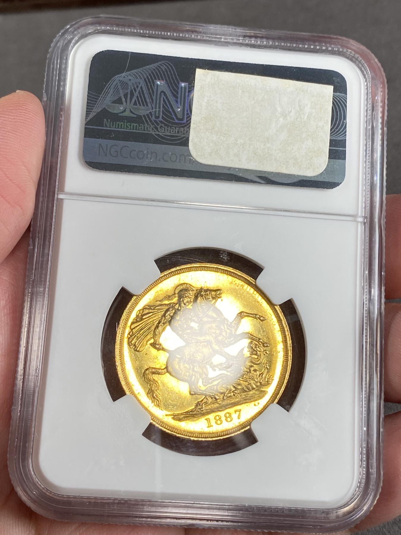 万国钱币拍卖第025期（槐月至·百币艳） NGC MS63 1887英国维多利亚高冠马剑2镑金币 1887大全套中的第二大面值，发行量91000枚，光度极佳，底板类镜面质感。英国金币的价格已经开始启动，刚刚结束的HA64+成交价6000美金。15.98g，917金。
