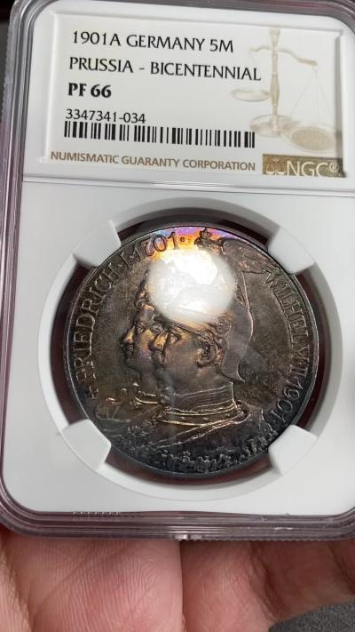 万国钱币拍卖第025期（槐月至·百币艳） NGC PF66 1902年德国普鲁士建国200周年威廉二世夫妇纪念流通精制5马克 虽说建国马克是非常入门的品种，但是此等品质的精制建国绝对是可遇不可求，真正的万里挑一，将普通品种玩到了极致。五彩祥云包浆配上无瑕的镜面底板，上手令人惊艳，难得的NGC高清大图，唯二冠军分。