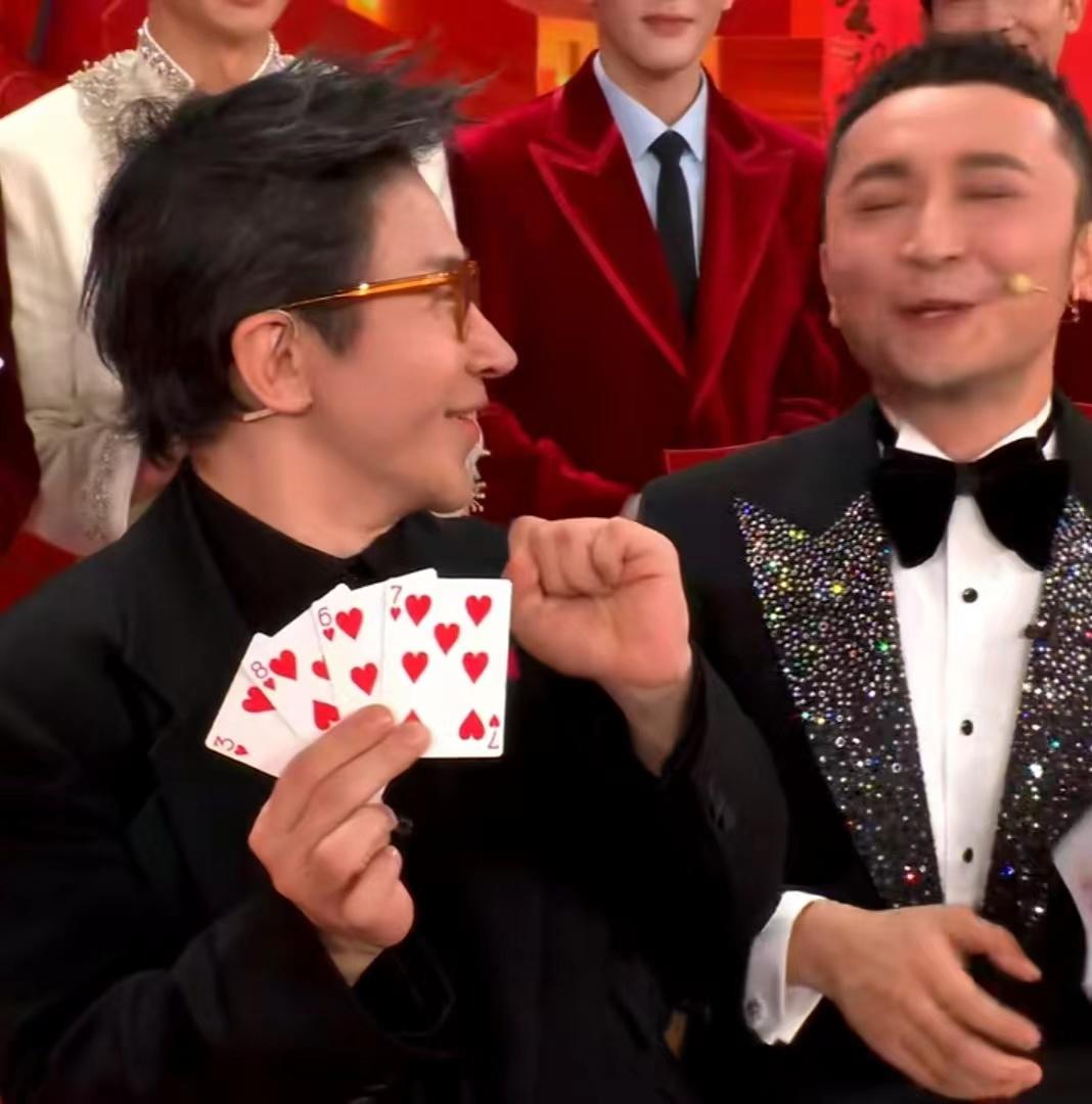零元拍： 2024甲辰龙年中央广播电视总台春节联欢晚会主持人撒贝宁，尼格买提和刘谦三人亲签总台龙年春晚吉祥物“龙辰辰”