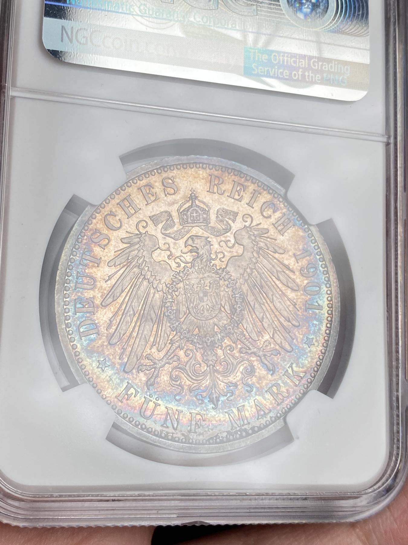 万国钱币拍卖第025期（槐月至·百币艳） NGC PF66 1902年德国普鲁士建国200周年威廉二世夫妇纪念流通精制5马克 虽说建国马克是非常入门的品种，但是此等品质的精制建国绝对是可遇不可求，真正的万里挑一，将普通品种玩到了极致。五彩祥云包浆配上无瑕的镜面底板，上手令人惊艳，难得的NGC高清大图，唯二冠军分。