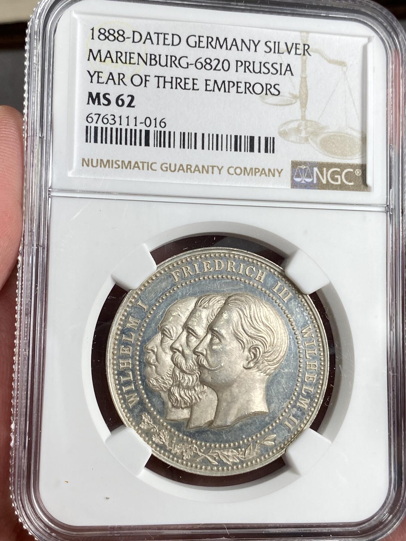 万国钱币拍卖第025期（槐月至·百币艳） NGC MS62 1888年德国三皇之年普鲁士鹰纪念银章 高浮雕三皇头像 全深打的普鲁士鹰少见 镜面 刚刚结束的昆克拍卖裸章接近4000元