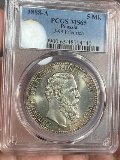 万国钱币拍卖第025期（槐月至·百币艳） - PCGS MS65 1888年德国三皇之年腓特烈三世5马克短翅大银币 环金彩十字转光 币面与高点均呈现完美品质 绝对的收藏质感