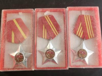 荷兰-泰兰勋赏制服拍卖 - 越南社会主义共和国光荣战士勋章一到三级大全套 带稀有原盒 对中战争时期 品相极好