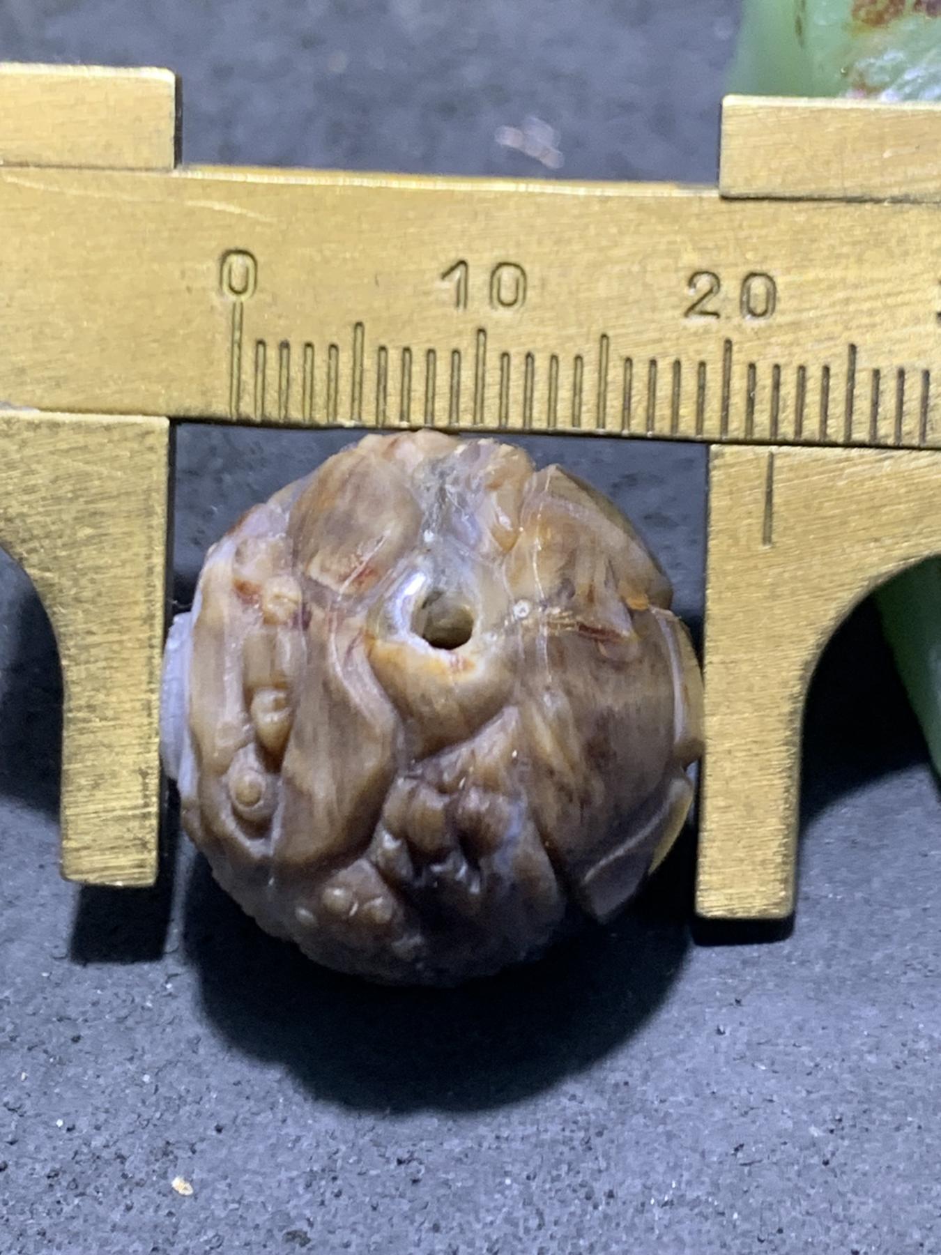 精美天然缅甸树化玉（木化玉）手工雕刻招财金蟾珠一颗！