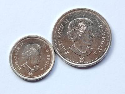 布加迪🐬～世界钱币🌾第 112 期 / 香蕉🍌币🇳🇿🇫🇮🇧🇧🇸🇴🇯🇲等各国克朗币和散币 - 加拿大🇨🇦 20xx年 10分和25分 老年女王头像