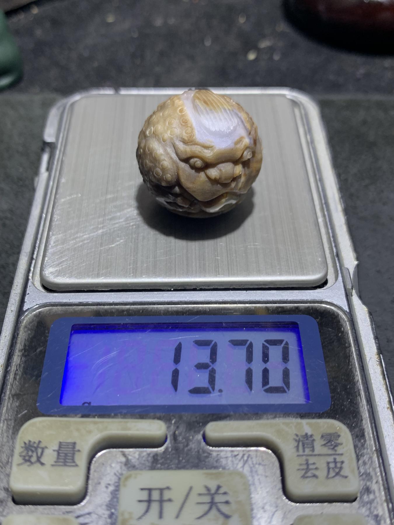 精美天然缅甸树化玉（木化玉）手工雕刻招财金蟾珠一颗！