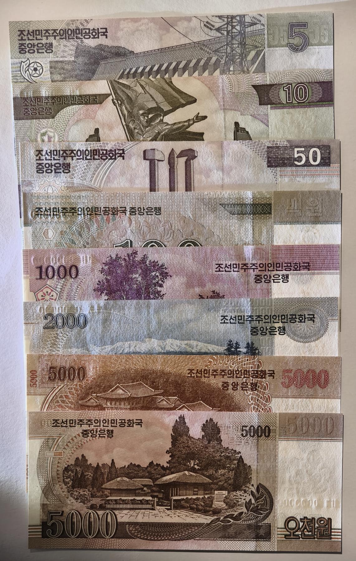 紫瑗钱币——第413期——纸币场 朝鲜 2002年 社会主义  5—5000圆 8枚一组 样币 UNC