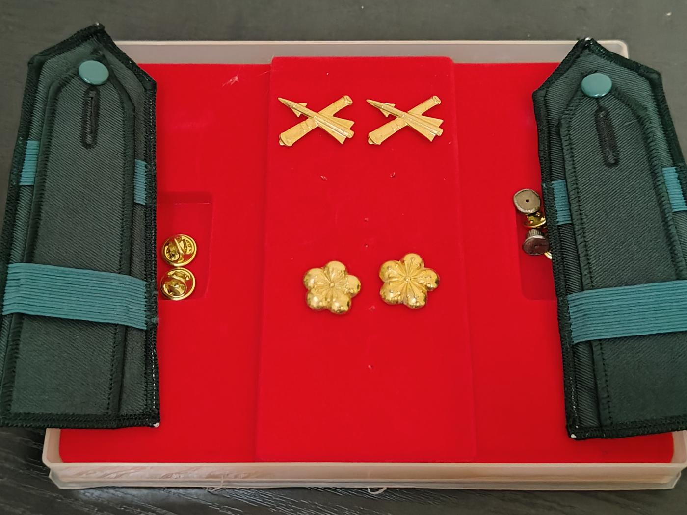 全场0元起拍 第155期 咸鱼国勋章拍卖专场 5月12日（周日）下午6：00开始 早期 炮兵少校 荣升肩章领章礼盒全套