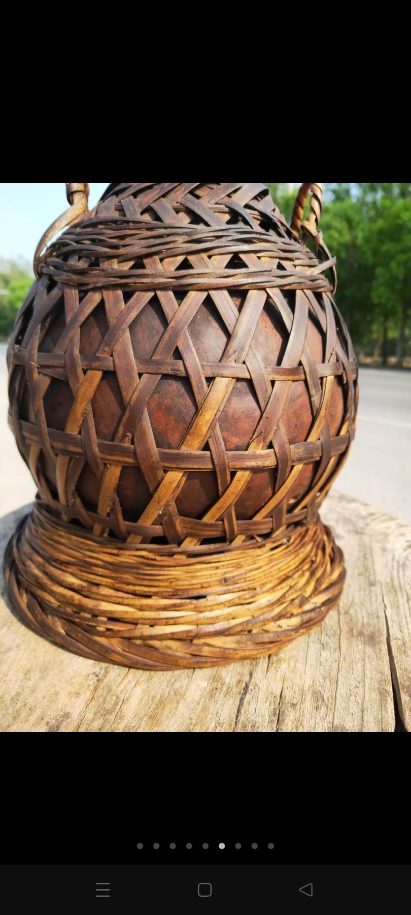 竹编提葫芦篓，整体细竹丝编制，编织底座包住葫芦的下半部分，使葫芦盛入酒后不宜洒出，同时也提升使用者对葫芦的喜爱，口沿边缘穿插编织花纹，提篮内部包浆光亮，使用痕迹深邃，包浆浑厚，保存完好，尺寸如图