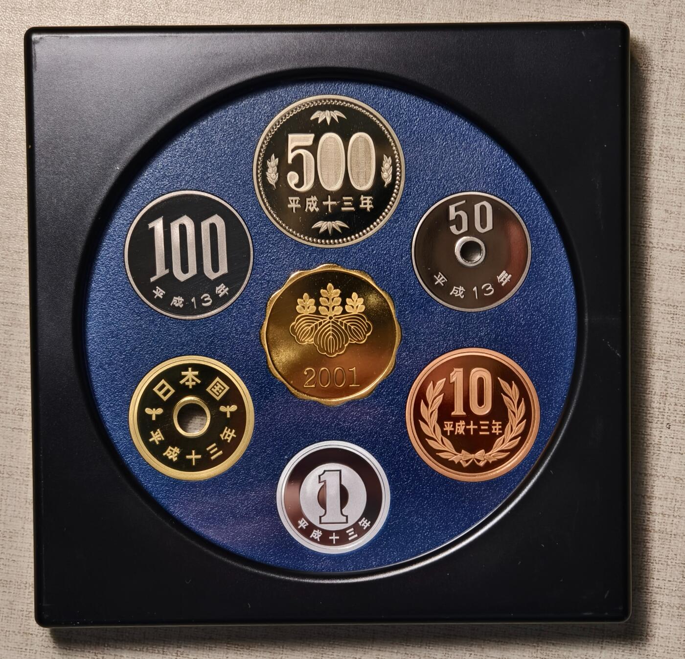 紫瑗钱币——第346期拍卖 日本 2001年 流通币 6枚套 带银章小方盒 精制 原盒