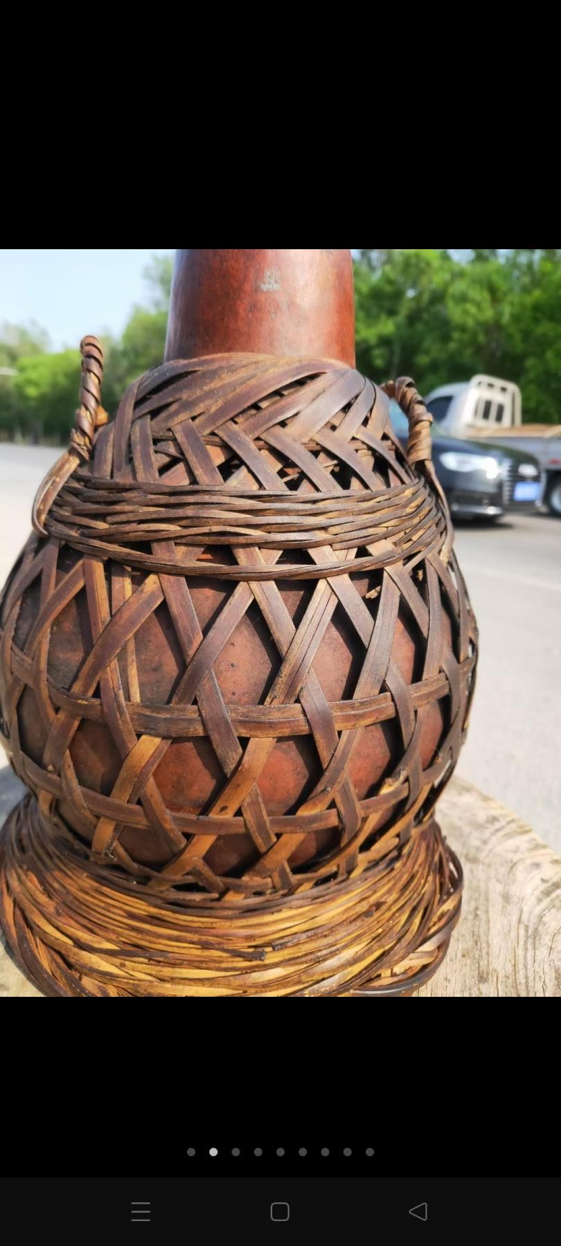 竹编提葫芦篓，整体细竹丝编制，编织底座包住葫芦的下半部分，使葫芦盛入酒后不宜洒出，同时也提升使用者对葫芦的喜爱，口沿边缘穿插编织花纹，提篮内部包浆光亮，使用痕迹深邃，包浆浑厚，保存完好，尺寸如图