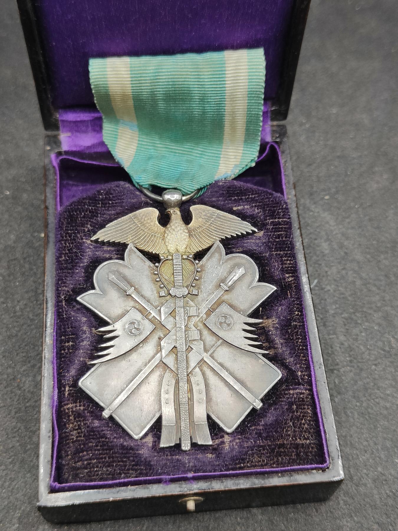 全场0元起拍 第155期 咸鱼国勋章拍卖专场 5月12日（周日）下午6：00开始 日本明治时期 七级金鸱章银制带盒