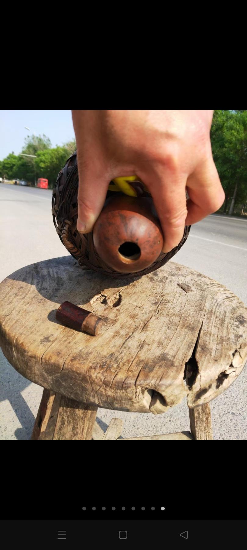 竹编提葫芦篓，整体细竹丝编制，编织底座包住葫芦的下半部分，使葫芦盛入酒后不宜洒出，同时也提升使用者对葫芦的喜爱，口沿边缘穿插编织花纹，提篮内部包浆光亮，使用痕迹深邃，包浆浑厚，保存完好，尺寸如图