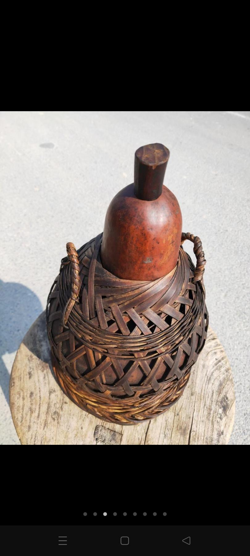 竹编提葫芦篓，整体细竹丝编制，编织底座包住葫芦的下半部分，使葫芦盛入酒后不宜洒出，同时也提升使用者对葫芦的喜爱，口沿边缘穿插编织花纹，提篮内部包浆光亮，使用痕迹深邃，包浆浑厚，保存完好，尺寸如图