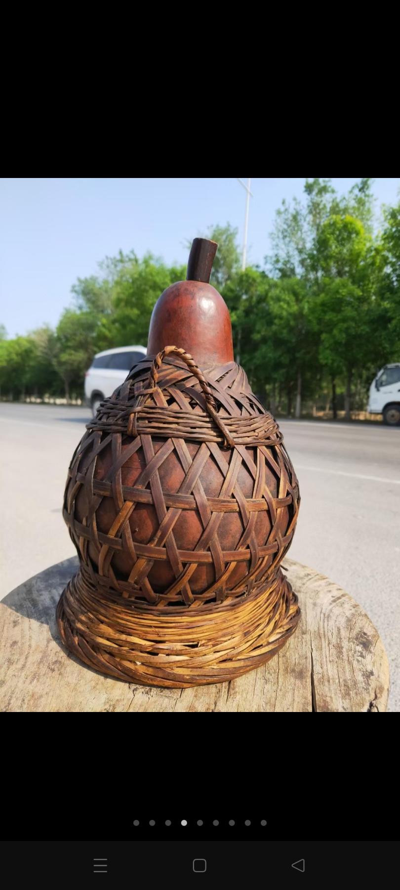 竹编提葫芦篓，整体细竹丝编制，编织底座包住葫芦的下半部分，使葫芦盛入酒后不宜洒出，同时也提升使用者对葫芦的喜爱，口沿边缘穿插编织花纹，提篮内部包浆光亮，使用痕迹深邃，包浆浑厚，保存完好，尺寸如图