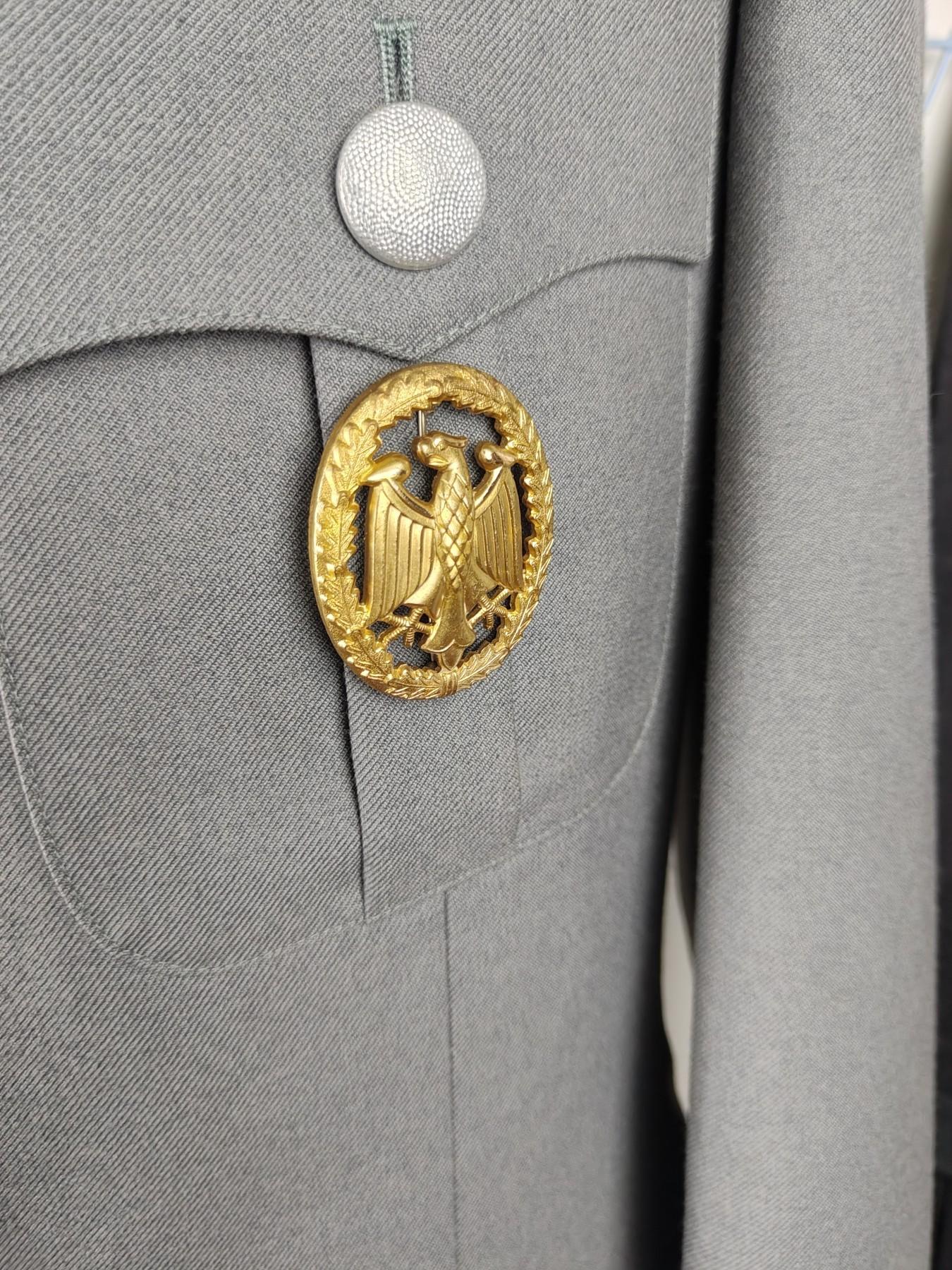 全场0元起拍 第155期 咸鱼国勋章拍卖专场 5月12日（周日）下午6：00开始 西德军医尉官常服一套胸围104 肩宽44 衣长85 袖长68 腰围82 裤长113