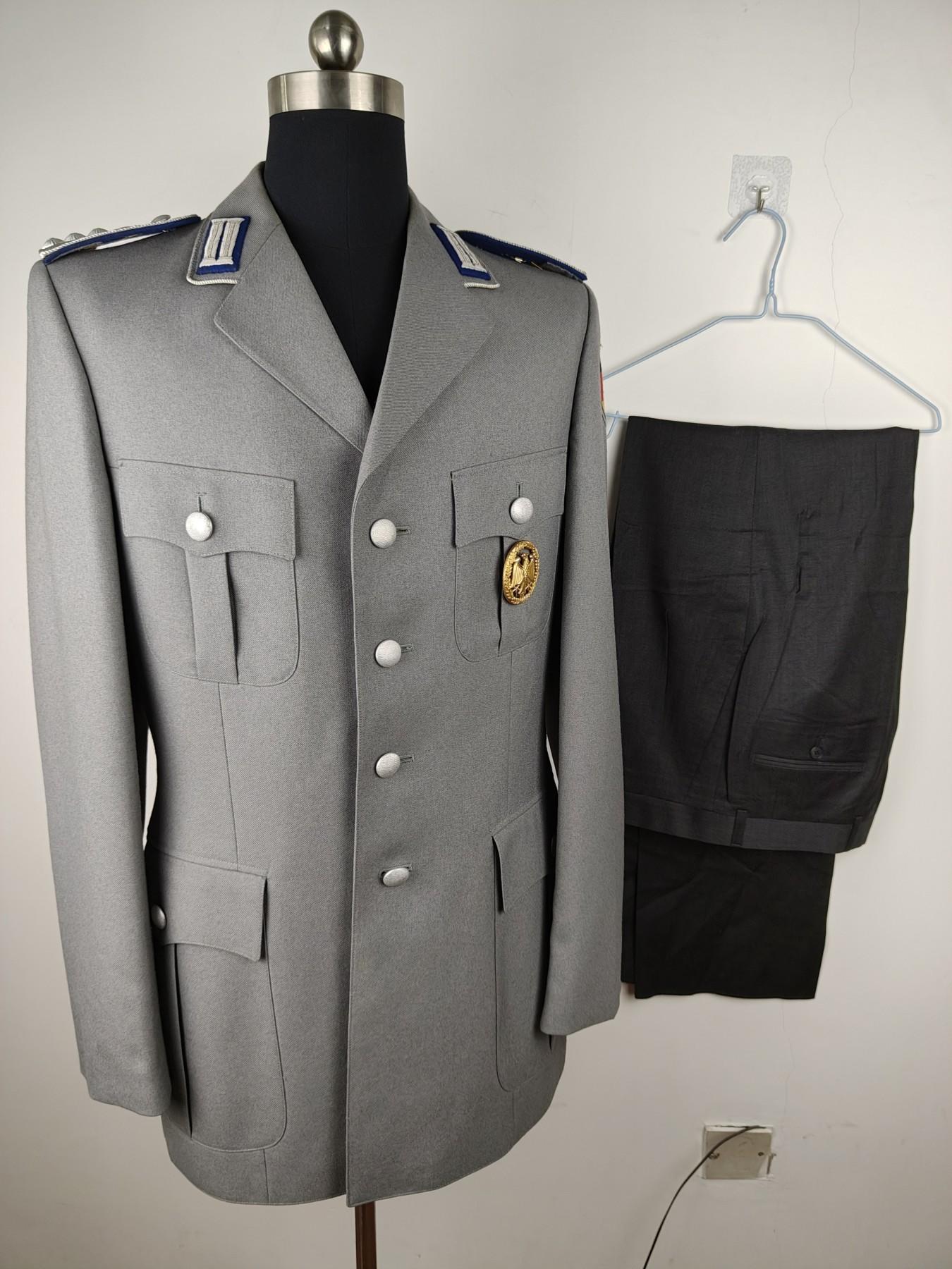 全场0元起拍 第155期 咸鱼国勋章拍卖专场 5月12日（周日）下午6：00开始 西德军医尉官常服一套胸围104 肩宽44 衣长85 袖长68 腰围82 裤长113